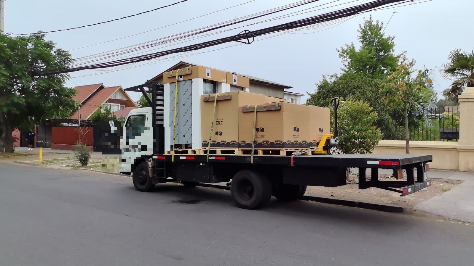Camión de TRANSBNC SPA entregando en un barrio residencial