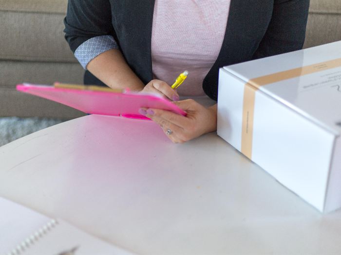 Persona revisando y confirmando la entrega